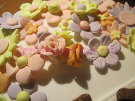  torta con fiori di pasta di zucchero e orsetto di cioccolato plastico